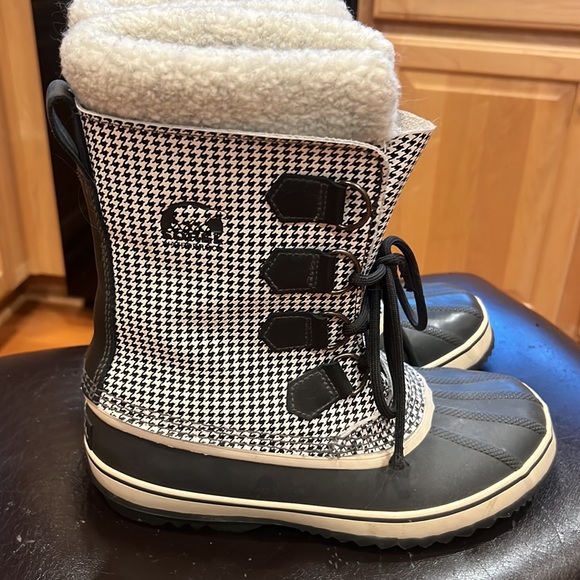 Size 8 sorel houndstooth waterproof boots - Picture 4 of 6